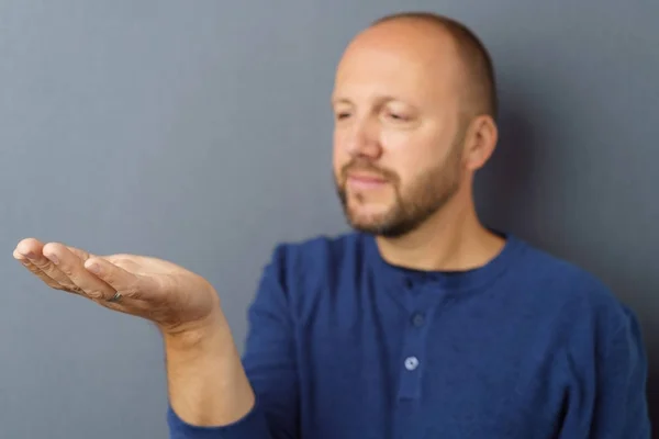 Un uomo serio che tende la mano vuota — Foto Stock