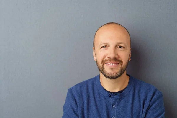 Lachende vriendelijke man van middelbare leeftijd — Stockfoto