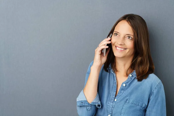 Портрет веселой женщины, разговаривающей по телефону — стоковое фото