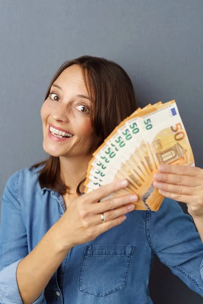 Mujer joven con manojo de billetes — Foto de Stock