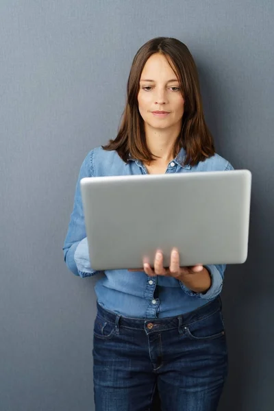 Długowłosa kobieta stoi z laptopa — Zdjęcie stockowe