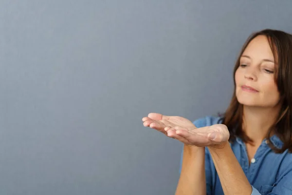 Woman holding out both of her empty palms — Stock Photo, Image