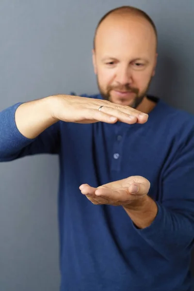 Adam boş elleriyle işaret — Stok fotoğraf