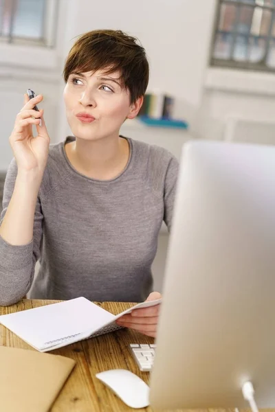 Junge nachdenkliche Frau — Stockfoto