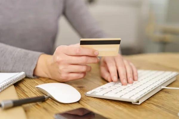 Mujer contemplando hacer compra de crédito — Foto de Stock