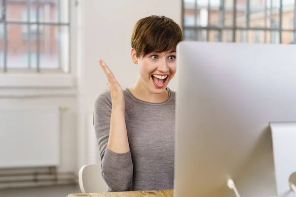 Junge Frau überrascht — Stockfoto