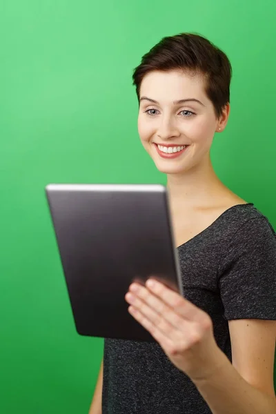 Retrato de jovem mulher sorridente — Fotografia de Stock