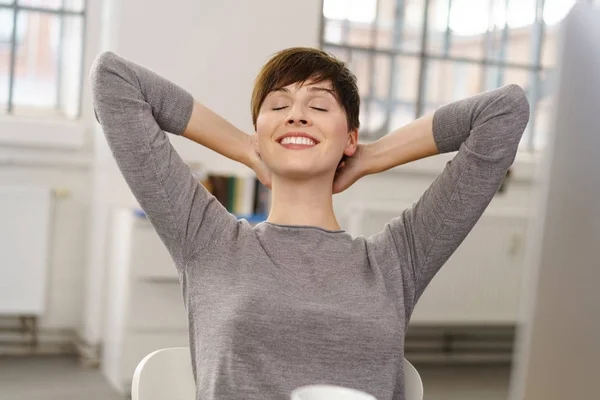 Joven mujer sonriente — Foto de Stock