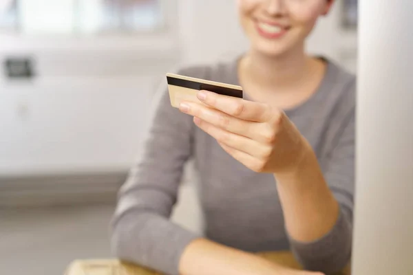 Mujer contemplando hacer compra de crédito — Foto de Stock