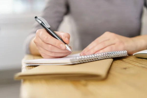 Visão Perto Das Mãos Femininas Escrevendo Caderno Mesa — Fotografia de Stock