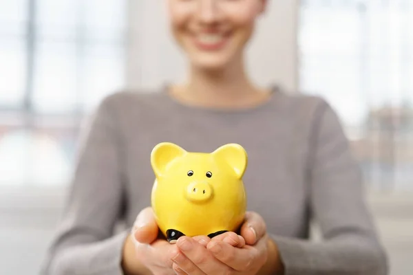 Jonge zakenvrouw bedrijf piggy bank — Stockfoto