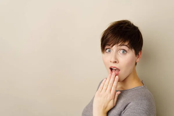 Astonished young woman — Stock Photo, Image