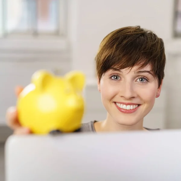 Jonge zakenvrouw bedrijf piggy bank — Stockfoto