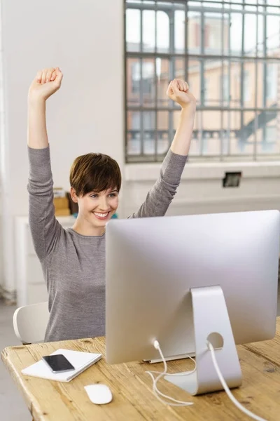 Jovem mulher entusiasmada alegre — Fotografia de Stock