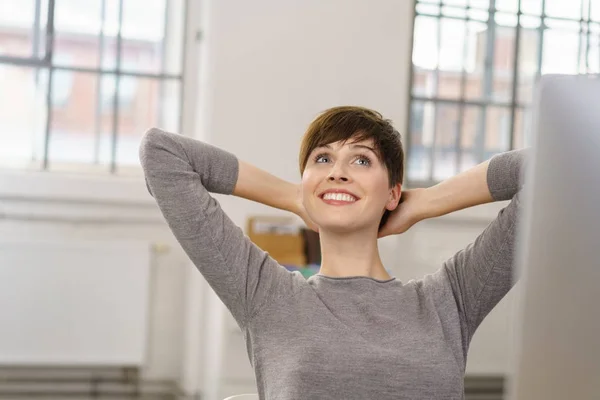 Korthaar vrolijke vrouw — Stockfoto