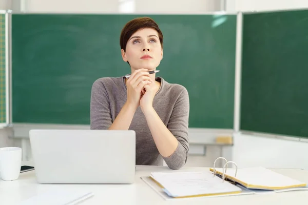 Vrouwelijke teacherg tegen blackboard — Stockfoto