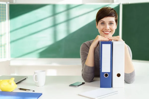 Frau gegen Tafel im Klassenzimmer — Stockfoto