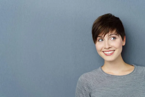 Jeune femme avec un sourire heureux — Photo