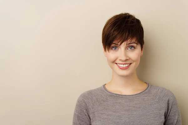 Hübsche junge Brünette mit kurzen Haaren — Stockfoto