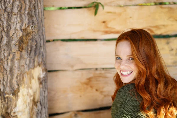 微笑的年轻红头发的女人 — 图库照片