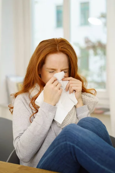 Jonge vrouw met seizoensgebonden griep — Stockfoto