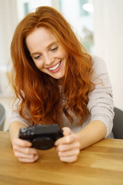 Jovem alegre mulher ruiva — Fotografia de Stock