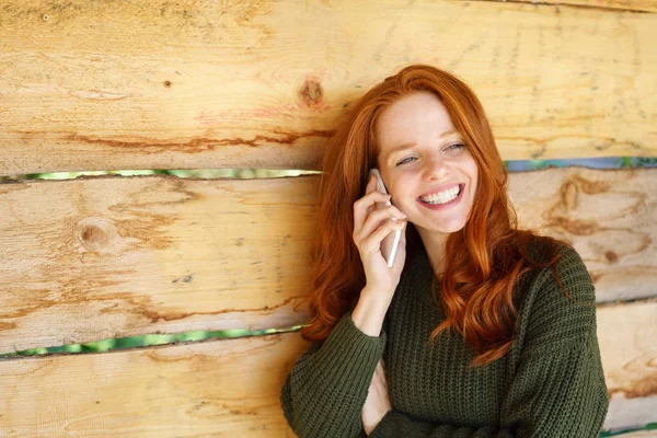 Joven mujer pelirroja — Foto de Stock