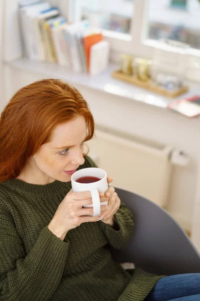 Jovem ruiva mulher bebendo chá — Fotografia de Stock