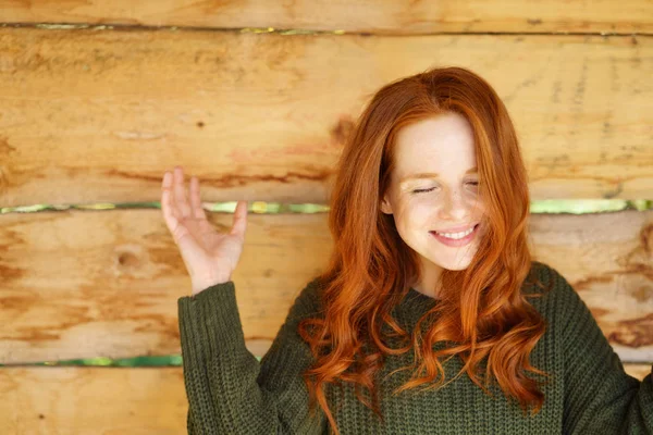 Giovane donna dai capelli rossi allegra — Foto Stock