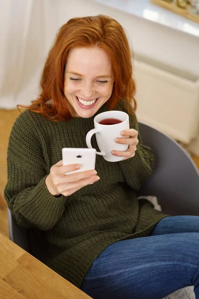 Jonge vrolijke roodharige vrouw — Stockfoto