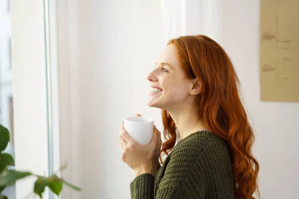 Joven mujer sonriente pelirroja — Foto de Stock