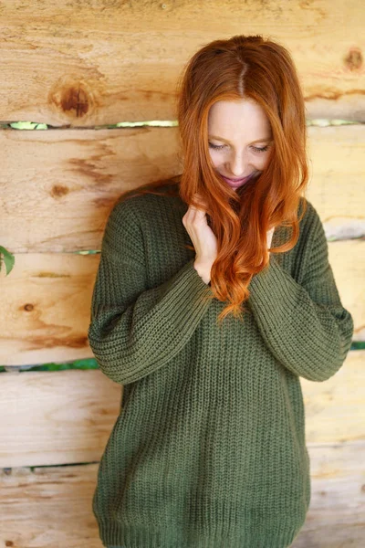 Jeune femme timide aux cheveux roux — Photo