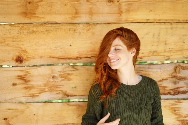 Linda sonriente feliz joven mujer — Foto de Stock