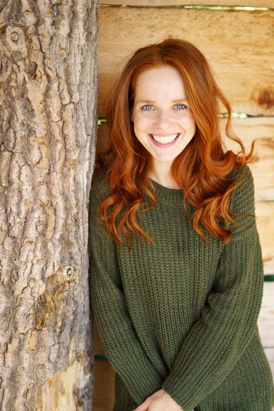 Portrait de femme aux cheveux roux gaie — Photo