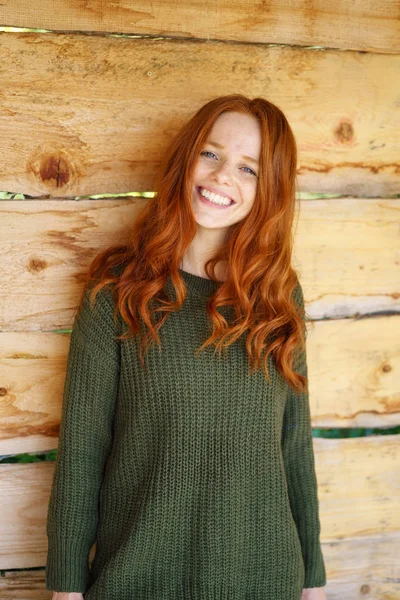 Jonge vrolijke roodharige vrouw — Stockfoto
