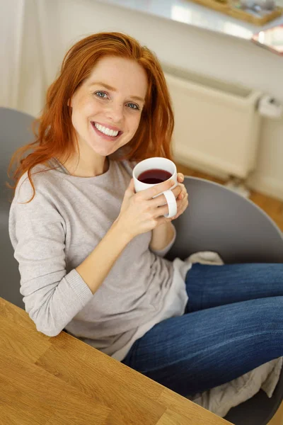 Junge fröhliche rothaarige Frau — Stockfoto