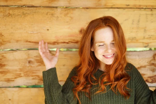 Jovem alegre mulher ruiva — Fotografia de Stock