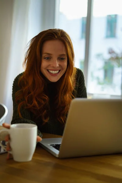 Jonge vrolijke roodharige vrouw — Stockfoto