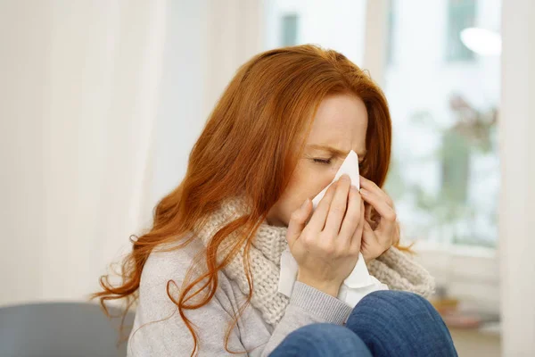 Kvinna med säsongsinfluensa — Stockfoto