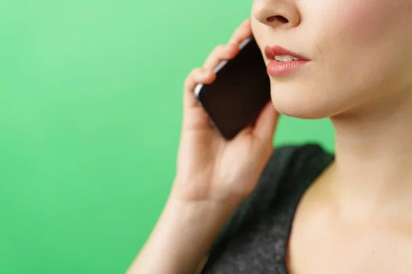 Femme souriante qui parle au téléphone — Photo