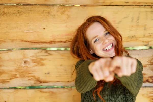 Rindo vivaz jovem ruiva mulher — Fotografia de Stock