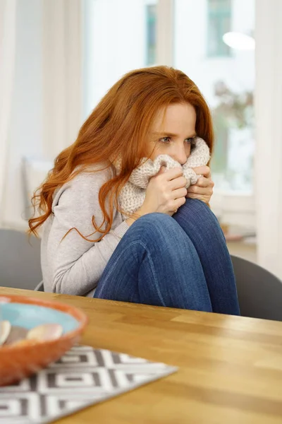Zimno lub chory młoda kobieta siedzi dreszcze — Zdjęcie stockowe