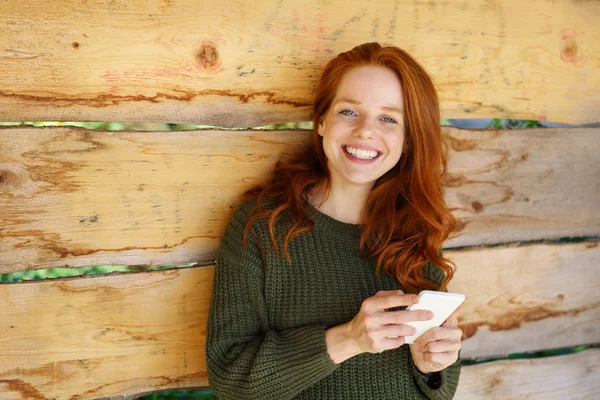 Bonito feliz jovem ruiva mulher — Fotografia de Stock