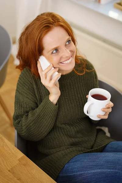 Junge fröhliche Frau — Stockfoto