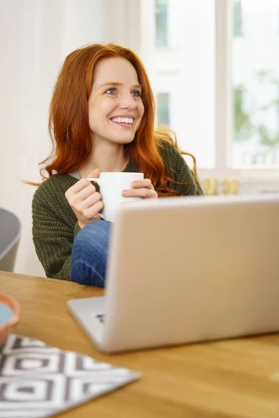 Jonge vrolijke roodharige vrouw — Stockfoto