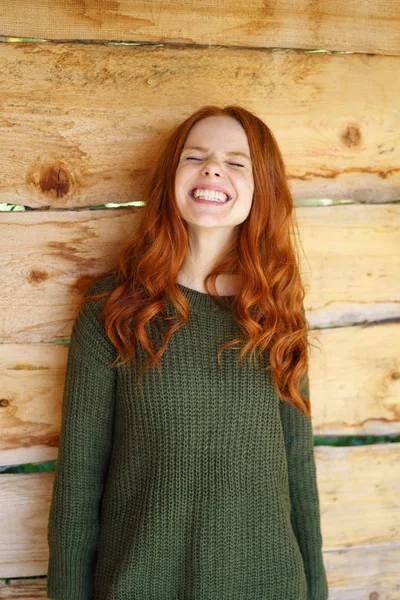 Fiatal, vidám, vörös hajú nő — Stock Fotó