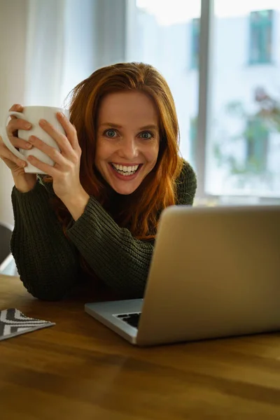 Retrato de jovem mulher sorridente — Fotografia de Stock