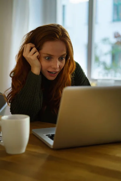 Joven mujer pelirroja sorprendida — Foto de Stock