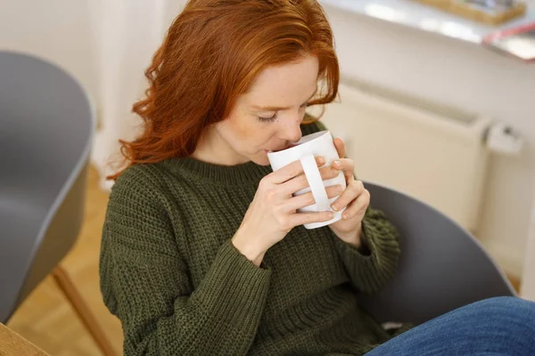Νέοι τζίντζερ γυναίκα πίνοντας τσάι — Φωτογραφία Αρχείου