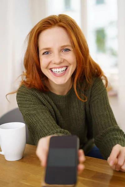 Vrolijke jonge vrouw grijnzend — Stockfoto